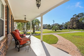 Terrace/patio - 10% off 3-7 nights thru Sept. 5BR 3BA home. 2 minute walk to beach. (North Myrtle Beach)