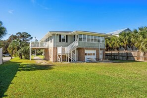 Exterior - 10% off 3-7 nights thru Sept. 5BR 3BA home. 2 minute walk to beach. (North Myrtle Beach)