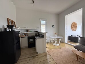 Cafeteira/chaleira, geladeira, micro-ondas, cooktop