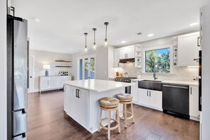 Refrigerador, microondas, horno, placa de cocina