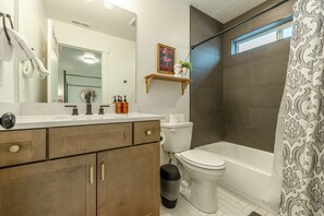 Een haardroger, handdoeken