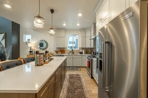 Frigorífico, microondas, horno y placa de cocina