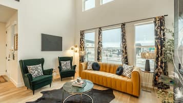 Smart TV, chimenea, futbolito y oficina