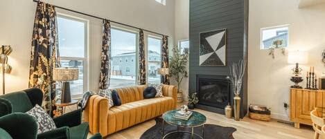 TV connectée, cheminée, baby-foot, espaces bureaux