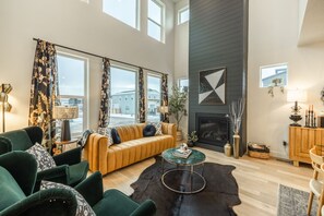 تلفزيون ذكي، مدفأة، كرة قدم الطاولة، مكتب