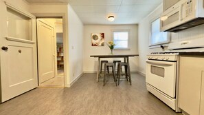 Fridge, microwave, oven, stovetop - This house is a 2 bedroom(s), 1 bathrooms, located in Olympia, WA. (Olympia)