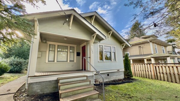 Exterior detail - This house is a 2 bedroom(s), 1 bathrooms, located in Olympia, WA. (Olympia)