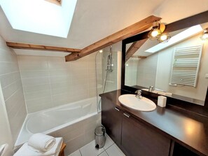 Séchoir à cheveux, serviettes fournies