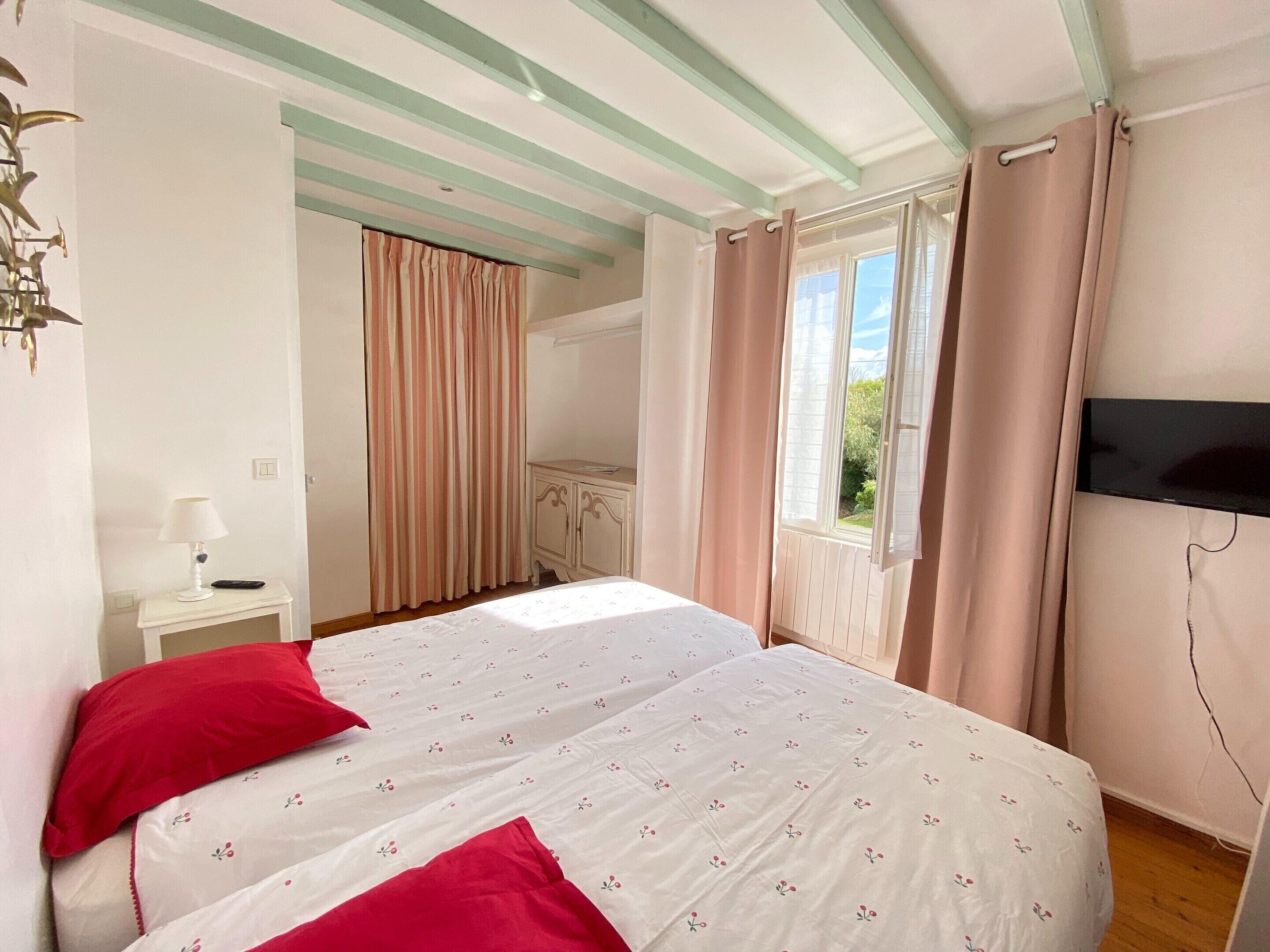 House | 3 bilik tidur, dilengkapkan perabot secara berasingan, cadar katil 