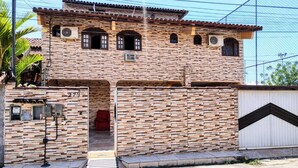 A two-story building with a tiled roof and a brick facade. - Pousada da Praia Frade (Angra dos Reis)