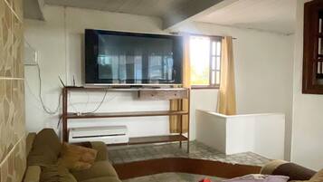 Familienapartment, Strandblick | Wohnbereich | Fernseher