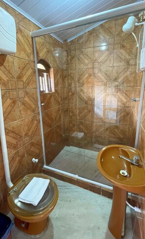 Comfort Triple Room | Bathroom | Free toiletries, towels, soap, toilet paper - Pousada da Praia Frade (Angra dos Reis)