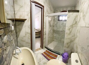 Basic Studio | Bathroom