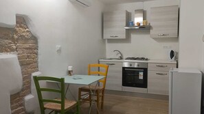 Frigorifero, forno, piano cottura, macchina per tè/caffè