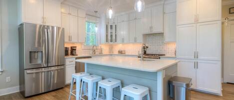 雪櫃、微波爐、焗爐、爐具