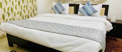 Deluxe-Doppelzimmer, Stadtblick | Schreibtisch, laptopgeeigneter Arbeitsplatz, schallisolierte Zimmer