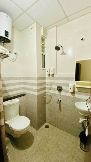 Deluxe Double Room, City View | Bathroom | Shower, towels, soap, shampoo
