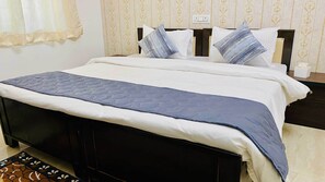 Quarto casal luxo, vista para a cidade | Escrivaninha, espaço de trabalho para notebook, quartos à prova de som