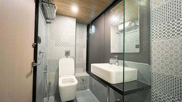 Deluxe-Dreibettzimmer | Badezimmer | Dusche, kostenlose Toilettenartikel, Handtücher, Seife