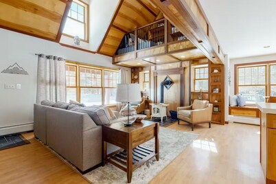 Peaceful tranquil cozy home tucked away in Madison