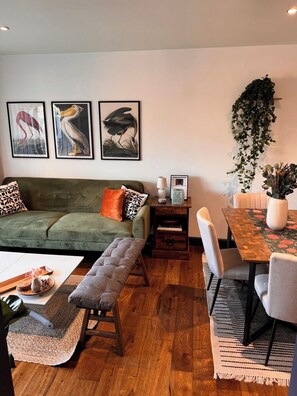 Smart TV, books, stereo