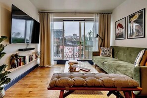 Smart-TV, Bücher, Stereoanlage