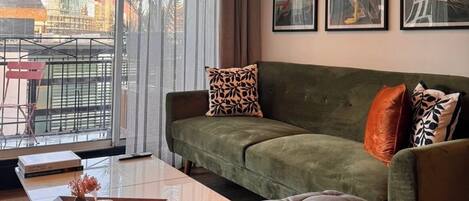 TV connectée, livres, chaîne hi-fi