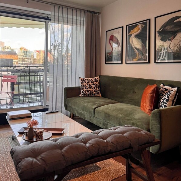 Smart TV, livros, aparelho de som