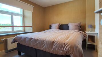 7 bedrooms, individually furnished, bed sheets