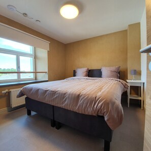 7 bedrooms, individually furnished, bed sheets