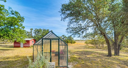 Pet-friendly Hill Country Retreat w/ Deck!