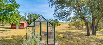 Pet-friendly Hill Country Retreat w/ Deck!