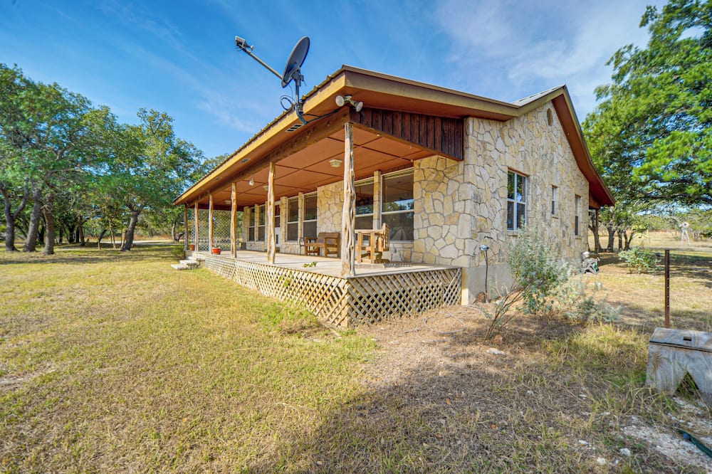 Pet-friendly Hill Country Retreat w/ Deck! - Mountain Home, TX