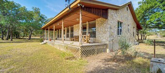 Pet-friendly Hill Country Retreat w/ Deck!