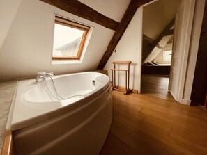 Een douche, een haardroger, handdoeken, toiletpapier