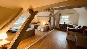 6 bedrooms, iron/ironing board, bed sheets