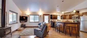 Denali Basecamp: Cozy Talkeetna Chalet w/ Fire Pit