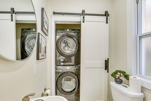 House (3 Bedrooms) | Interior - 6 Mi to Downtown - Spacious Home in Pittsburgh! (Pittsburgh)