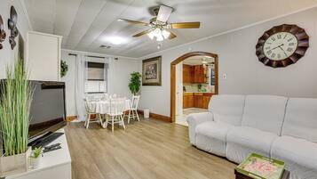 Nhà (3 Bedrooms) | Khu phòng khách | TV