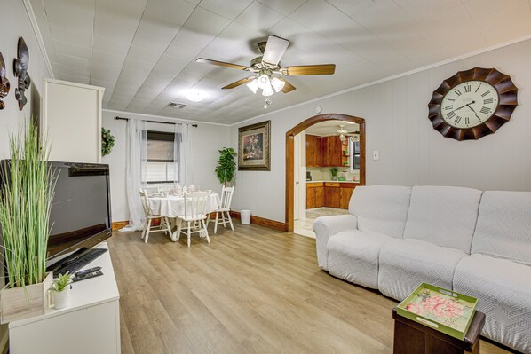 House (3 Bedrooms) | Living area | TV