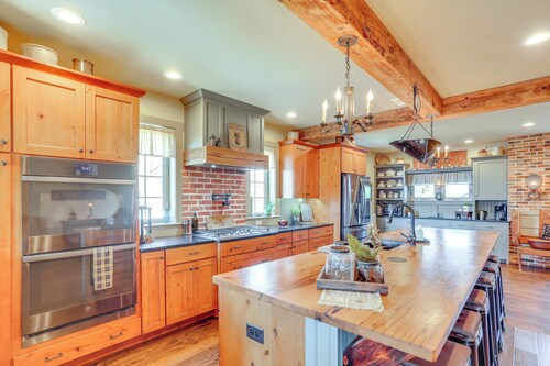 3 Mi to Dtwn: Charming Farmhouse in Mount Joy!