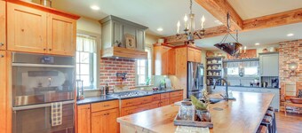 3 Mi to Dtwn: Charming Farmhouse in Mount Joy!
