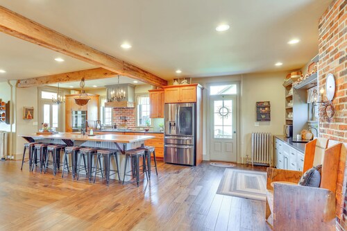 3 Mi to Dtwn: Charming Farmhouse in Mount Joy!