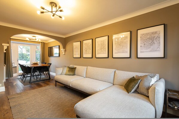 3 bedrooms, desk - Host Stay Martinhoe (Stockton-on-Tees)