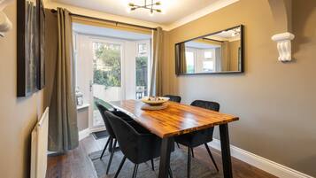 House | 3 bedrooms, desk