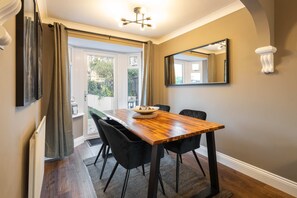 House | 3 bedrooms, desk