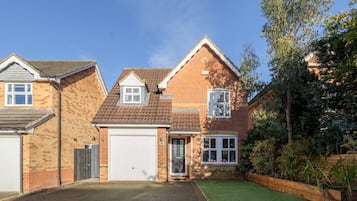 House | 3 bedrooms, desk