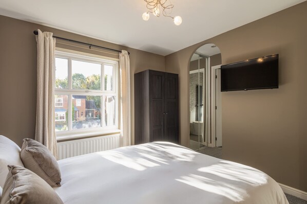 House | 3 bedrooms, desk