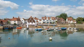Un port où l’on peut voir des bateaux et des maisons le long de la rive.
