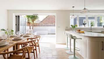 House | 4 bedrooms, desk, Internet